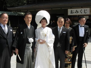 新郎新婦を囲んで